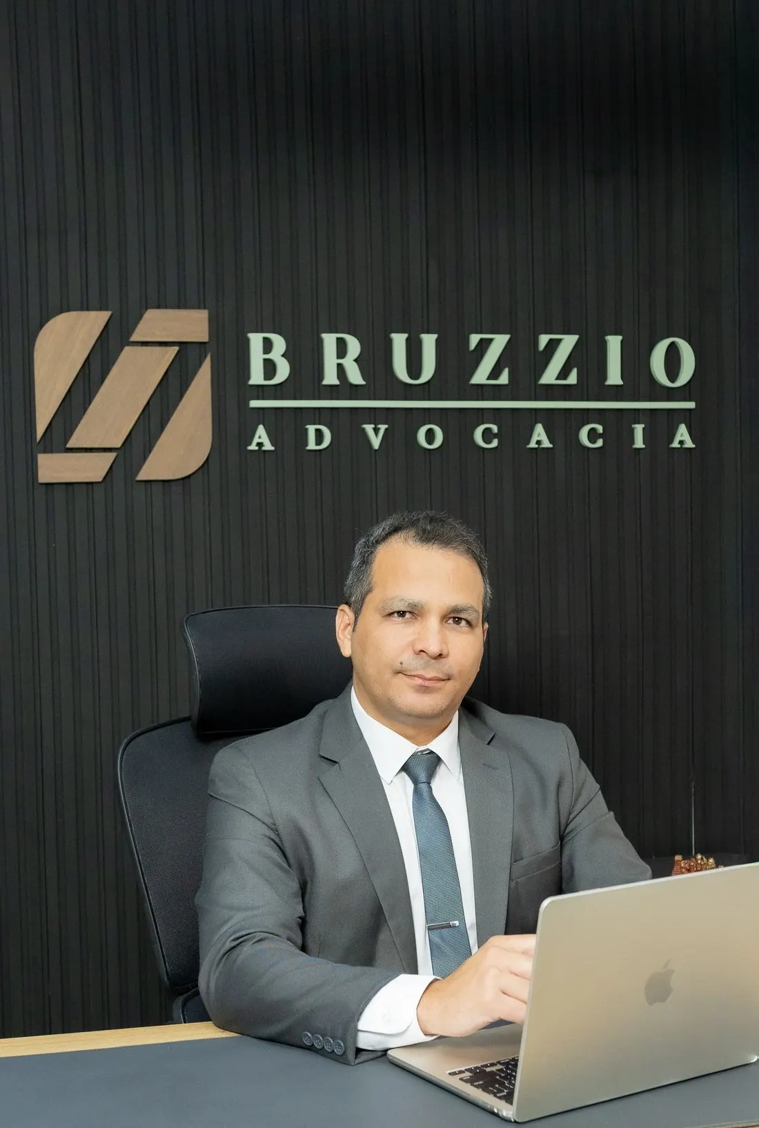 Daniel Bruzzio em atendimento no escritório Bruzzio Advocacia